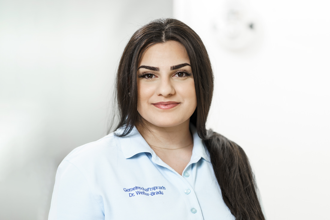 Zahnarzt Grafenberg – Bradu – Team – Burcu Cinar Zahnarzt Grafenberg - Bradu - Team - Burcu Cinar